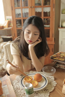 女班长哭着说不能生孩子视频